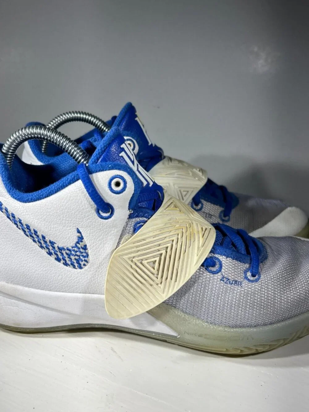 Nike Kyrie Flytrap III Boys Basketball Shoes Size 7.5 White Royal Blue Sneakers